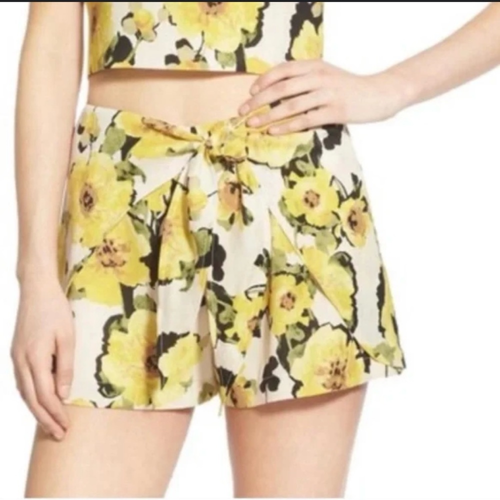 J.O.A Floral Tie Front Shorts Size Small
